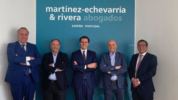 ep brok air adquiere semasa y su filial serivios aero marinos para reforzar sus servicios