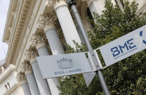 ep cartel colocado en las inmediaciones del edificio de la bolsa de madrid
