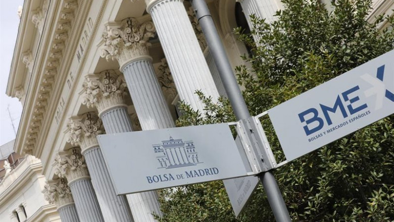 ep cartel colocado en las inmediaciones del edificio de la bolsa de madrid
