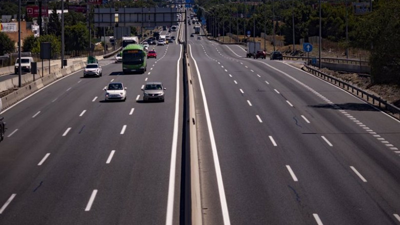 Coches en una autovía española. | Eduardo Parra - Europa Press ep coches en una autovia espanola