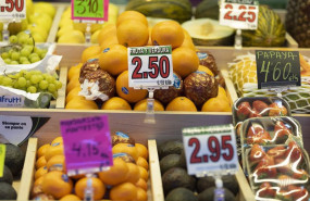 ep diferentes frutas en una fruteria