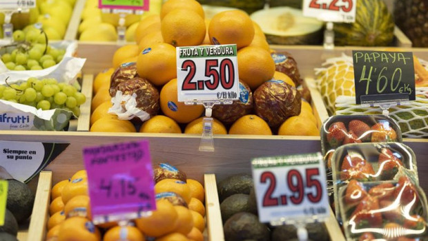 ep diferentes frutas en una fruteria