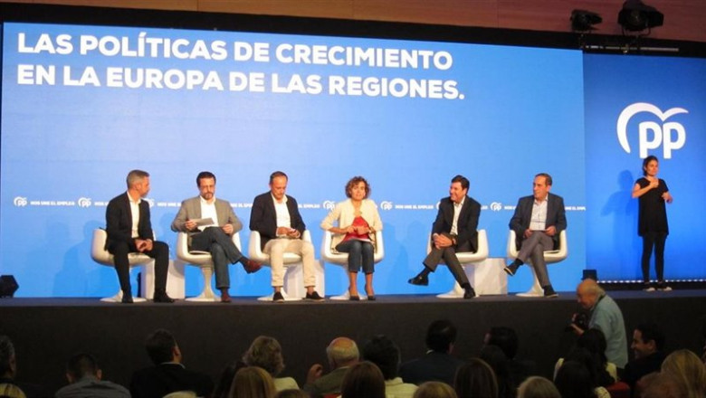 Dolors Montserrat modera la mesa sobre 'Las políticas de crecimiento en la Europa de las regiones' con consejeros de las comunidades del PP. | EUROPA PRESS ep dolors montserrat modera la mesa sobre las politicas de crecimiento en la europa de las regiones