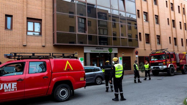 ep efectivos de la unidad militar de emergencias ume protegidos con mascarillas en la entrada de la