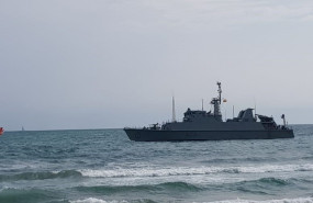 ep el cazaminas turia de la armada en la manga colabora en el rescate de los restos de avison