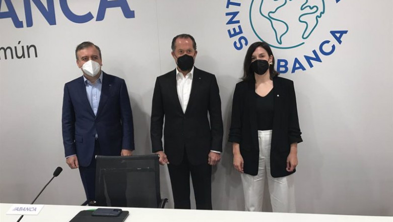 El consejero delegado de Abanca, Francisco Botas, y el presidente, Juan Carlos Escotet, antes de la presentación | EUROPA PRESS ep el consejero delegado de abanca francisco botas y el presidente juan carlos escotet antes de la