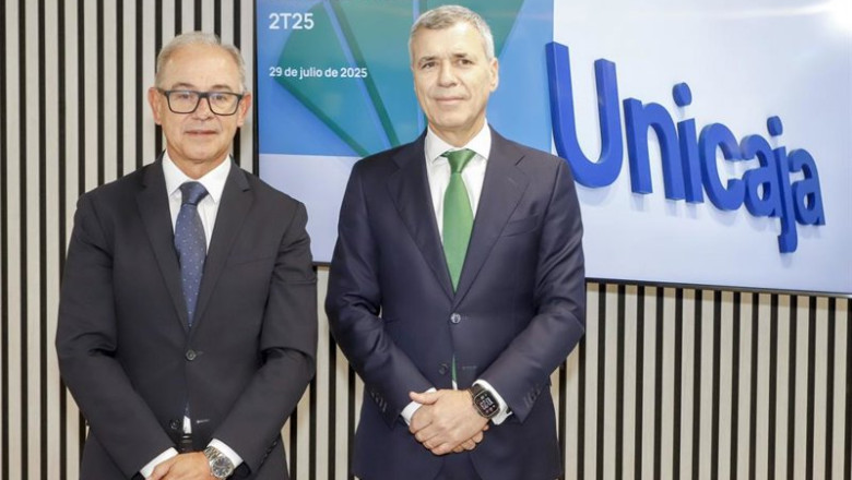 ep el consejero delegado de unicaja isidro rubiales izq y el director financiero pablo gonzalez