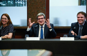ep el gobernador del banco de espana jose luis escriva c durante la presentacion del capitulo de