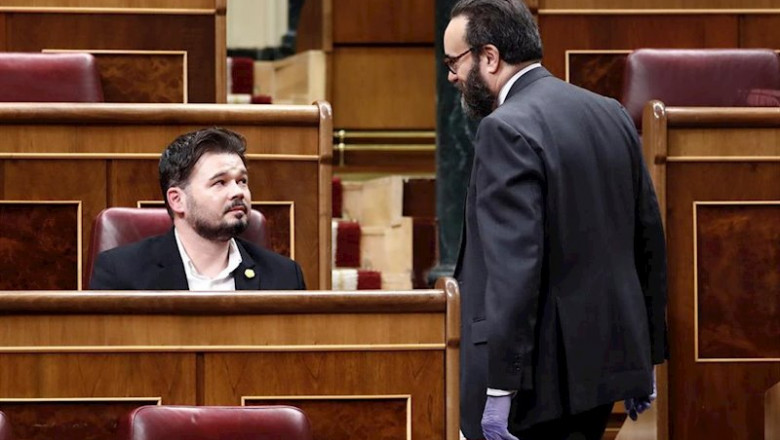 El portavoz de ERC, Gabriel Rufián vicepresidenta (i), durante el pleno extraordinario para explicar la declaración del estado de alarma y las medidas para paliar las consecuencias de la pandemia provocada por el coronavirus, en Madrid. | Pool ep el portavoz de erc gabriel rufian vicepresidenta i durante el pleno extraordinario para explicar