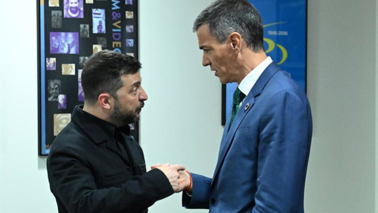 ep el presidente del gobierno pedro sanchez conversa con el presidente de ucrania volodimir zelenski
