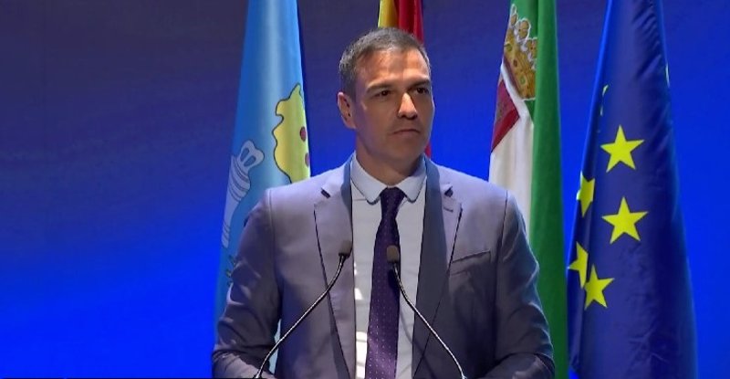 El presidente del Gobierno, Pedro Sánchez, tras la colocación de la primera piedra de la gigafactoría en Navalmoral de la Mata | EUROPA PRESS ep el presidente del gobierno pedro sanchez tras la colocacion de la primera piedra de la