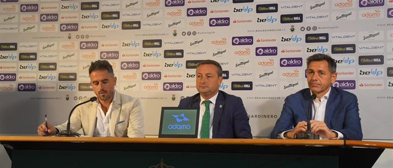 ep el presidente del racing alfredo perez en rueda de prensa junto al director del club y el