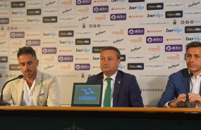 ep el presidente del racing alfredo perez en rueda de prensa junto al director del club y el
