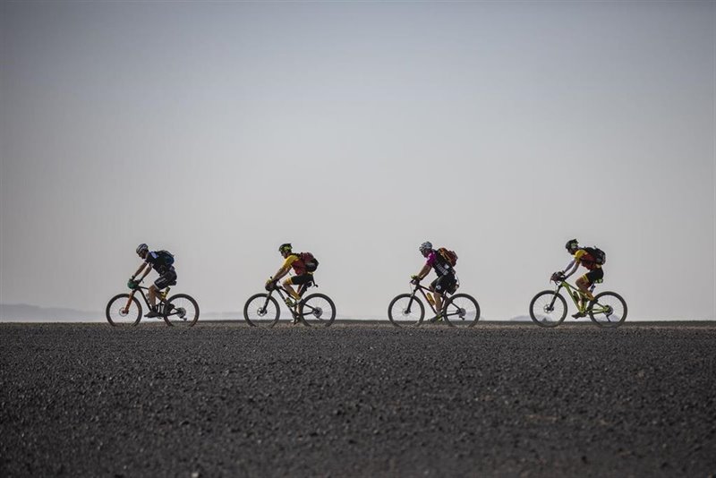 ep imagen de participantes en la titan desert en bici de montana
