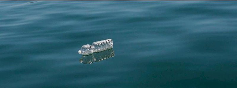 ep imagen de una botella de plastico en el mar