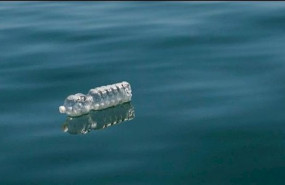 ep imagen de una botella de plastico en el mar