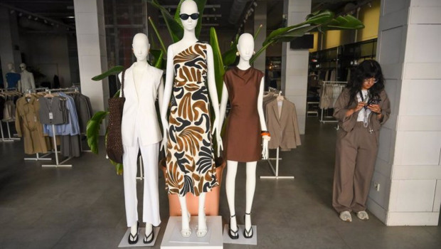 ep interior de una tienda de ropa durante el apagon en santander ep interior de una tienda de ropa durante el apagon en santander