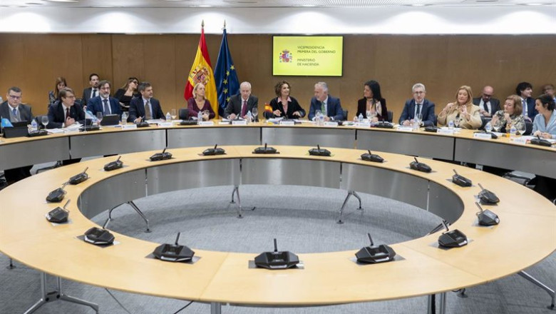 ep la vicepresidenta primera y ministra de hacienda maria jesus montero 6i y el ministro de politica