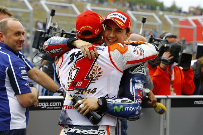 Lorenzo abraza a Márquez tras su título en Motegi | JAIME OLIVARES - Archivo ep lorenzo abrazamarquezsu titulomotegi