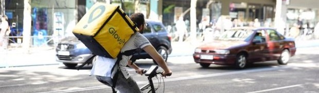 ep muntant amb bicicleta bicicletes empresa glovo