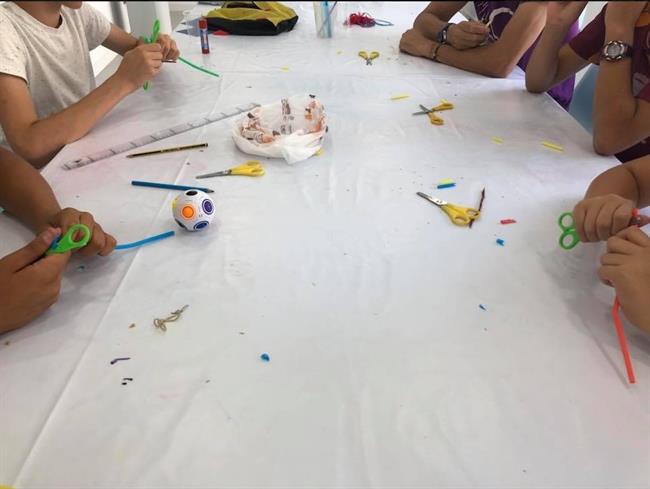 Niños haciendo manualidades en un hogar de acogida de Nuevo Futuro | NUEVO FUTURO ep ninos haciendo manualidadesun hogaracogidanuevo futuro