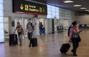 ep pasajeros procedentes de un vuelo con origen gran bretana llegan a la terminal t1 del aeropuerto