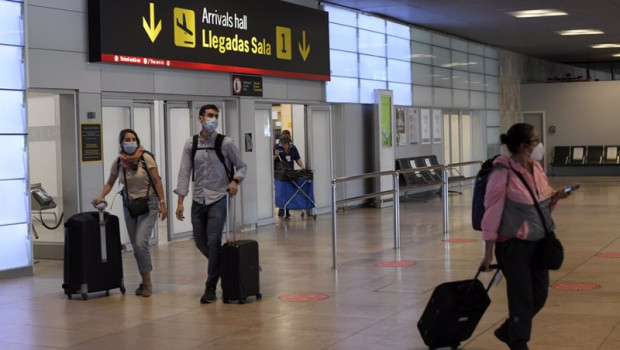 ep pasajeros procedentes de un vuelo con origen gran bretana llegan a la terminal t1 del aeropuerto