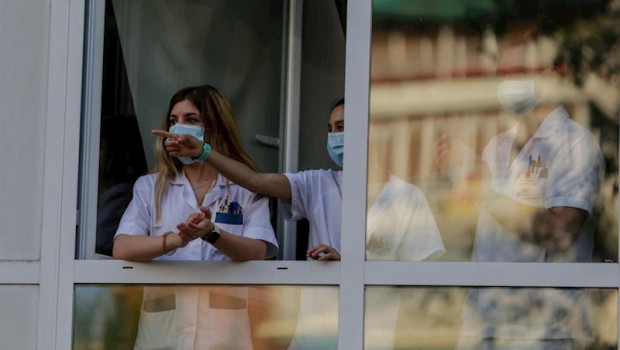 ep sanitarios aplauden desde una ventana de del hospital fundacion jimenez diaz cuando en la fase 1