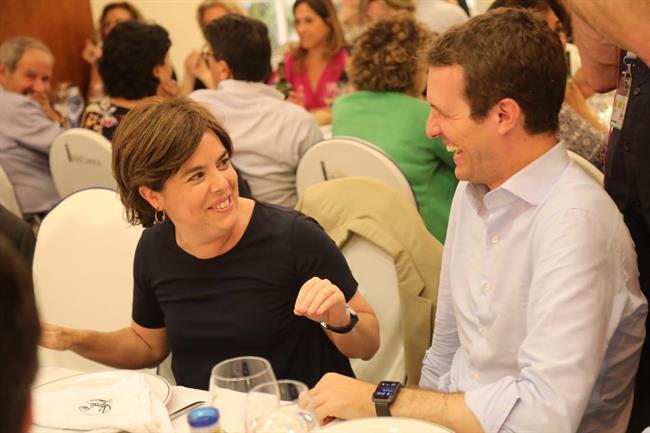 Soraya Sáenz de Santamaría y Pablo Casado rien en una cena del PP | PARTIDO POPULAR ep soraya saenzsantamariapablo casado rienuna cenapp