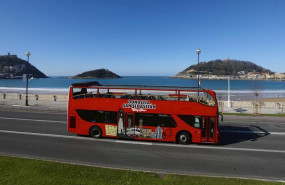 ep un autobus turistico en una carretera junto a la playa de la concha en san sebastian tras la ep un autobus turistico en una carretera junto a la playa de la concha en san sebastian tras la