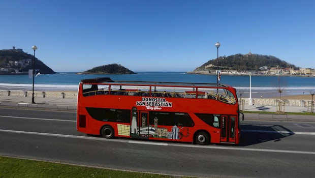 ep un autobus turistico en una carretera junto a la playa de la concha en san sebastian tras la