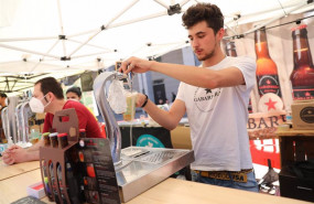 ep un camarero sirve un tubo de cerveza
