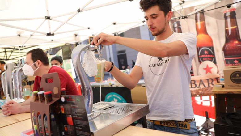 Un camarero sirve un tubo de cerveza | Isabel Infantes - Europa Press ep un camarero sirve un tubo de cerveza