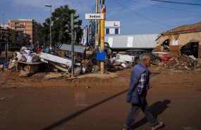 ep un hombre pasea entre los estragos de la dana a 5 de noviembre de 2024 en sedavi valencia