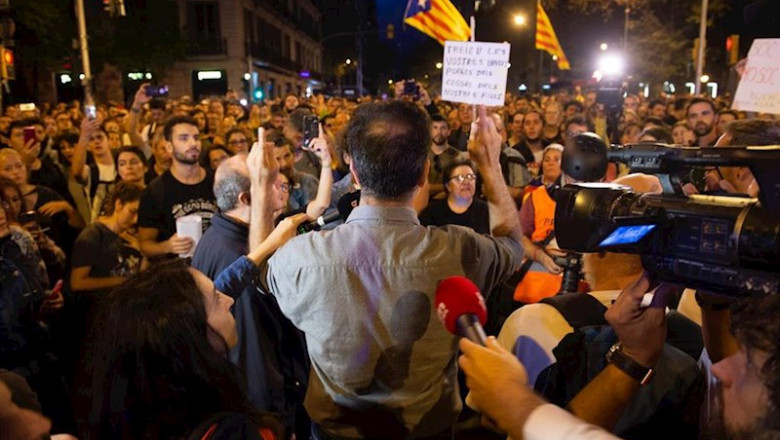 Un manifestante lee un comunicado en el entorno de la plaza Urquinaona en la sexta jornada de protestas en Barcelona contra la sentencia del Supremo por el 'procés', en Barcelona a 19 de octubre de 2019. | Germán Lama - Europa Press ep un manifestante lee un comunicado en el entorno de la plaza urquinaona en la sexta jornada de
