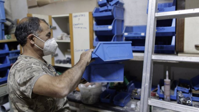 Un trabajador realiza una reforma en un local de la localidad madrileña de Fuenlabrada durante la Fase 1 de la desescalada el pasado mes de junio | Eduardo Parra - Europa Press - Archivo ep un trabajador realiza una reforma en un local de la localidad madrilena de fuenlabrada durante la