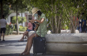 ep una mujer con maleta en el entorno de la catedral en sevilla andalucia espana a 27 de agosto de