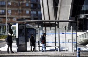 ep varias personas esperando el autobus en madrid espana a 18 de enero de 2021