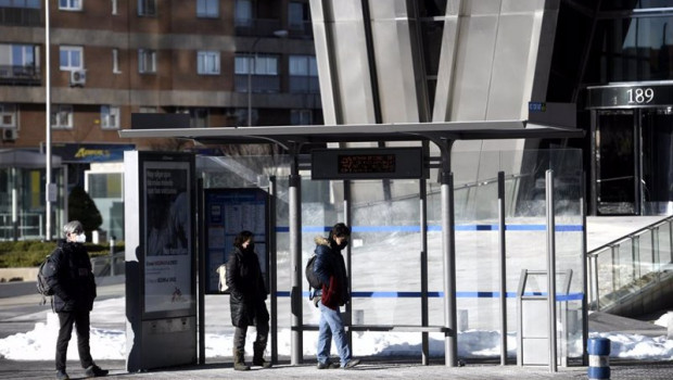 ep varias personas esperando el autobus en madrid espana a 18 de enero de 2021