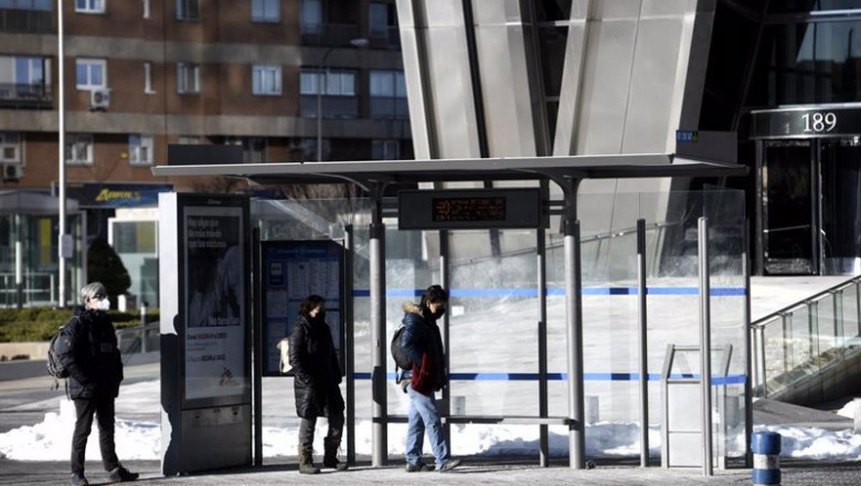 ep varias personas esperando el autobus en madrid espana a 18 de enero de 2021