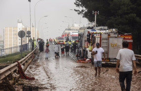 ep varias personas y bomberos tras el paso de la dana por el barrio de la torre de valencia