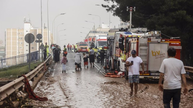 ep varias personas y bomberos tras el paso de la dana por el barrio de la torre de valencia