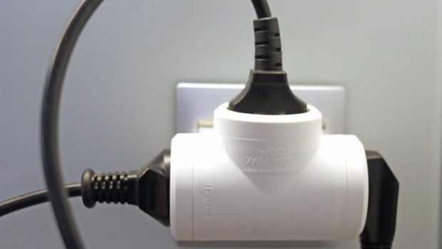ep varios cables conectados a un ladron en un enchufe a 28 de octubre de 2021 en madrid espana