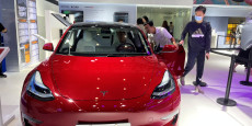 exposition d une tesla model 3 sur un salon en chine 20231001124328 