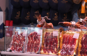 ep archivo   jamon serrano expuestos en un mercado en barcelona
