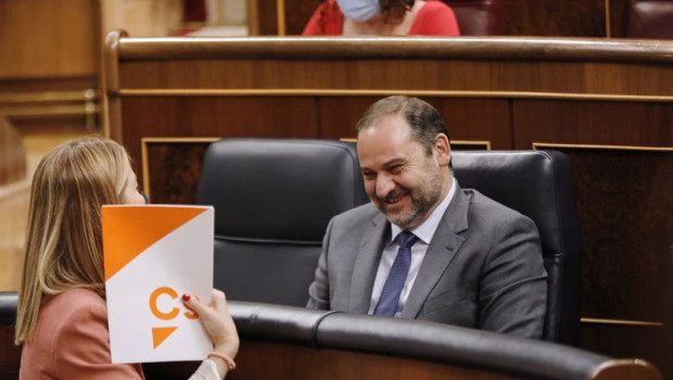 ep archivo - la diputada maria munoz hablando con el ministro de transportes jose luis abalos