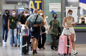 ep archivo   llegada masiva de turistas de varias nacionalidades al aeropuerto de la capital
