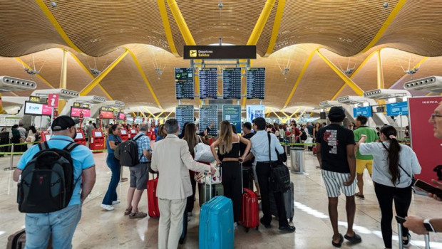 ep archivo   pasajeros en el aeropuerto de madrid barajas