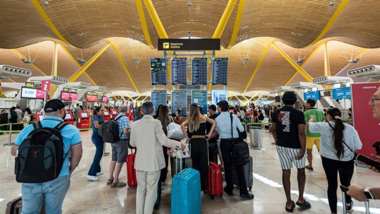 ep archivo pasajeros en el aeropuerto de madrid barajas ep archivo pasajeros en el aeropuerto de madrid barajas