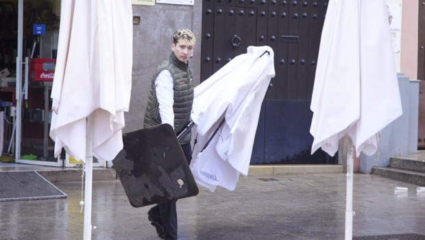 ep archivo un camarero sacando una sombrilla a la terraza de un bar ep archivo un camarero sacando una sombrilla a la terraza de un bar